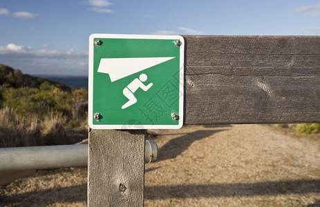表示澳大利亚维多州贝尔斯海滩附近一个滑翔式发射场的标志靠近爱好高度图片