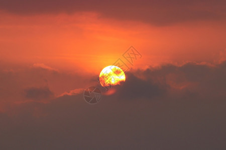 日落红色和黄天空背景下的大明太阳美丽云图片