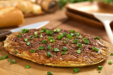 营养盘子西班牙自制的新鲜玉米饼煎蛋卷土豆加绿色洋葱面包在后方选择焦点中聚三分之一在玉米饼上西班牙语图片