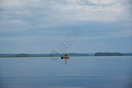 肯诺泽耶俄语罗斯阿尔汉格克地区水上有渔民的基诺泽罗湖船沿海图片