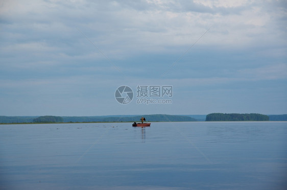 肯诺泽耶俄语罗斯阿尔汉格克地区水上有渔民的基诺泽罗湖船沿海图片