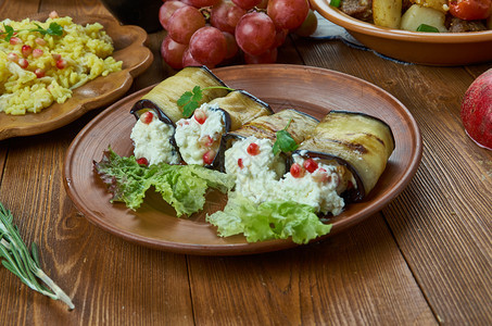 美食石榴菜肴亚尼蛋茄卷配有胡桃和颗粒果亚美尼烹饪传统各种菜盘顶视图片