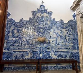 内部的墙描述圣安东尼在葡萄牙埃斯托里尔圣安东尼教堂生活场面的石板块和瓷砖图解大理石圣水爆炸的细节斯托普图片