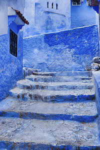 在摩洛哥的蓝城Geopchaouen旧城的大部分梅迪纳都涂上明蓝漆老的朝万一种图片