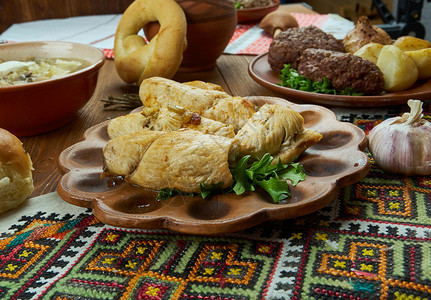 猪肉切片食物Kruchenyky带蔬菜填料的肉卷乌克兰烹饪传统各种菜盘TopView图片