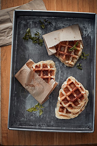 烘烤冷冻手工制作的CroissantWaffleCroffle在木本背景上甜的图片