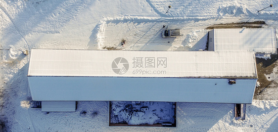从空中冬天雪大厅接收无人驾驶飞机建筑物真实的造图片