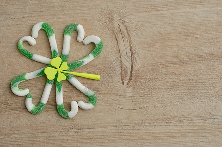 帕特里克由绿色和白糖果甘蔗制成的四叶花朵财富英石图片
