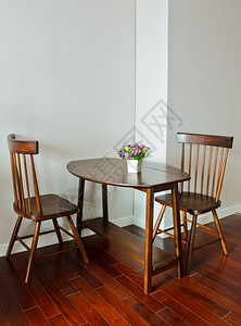小餐桌白色的棕屋背景图片