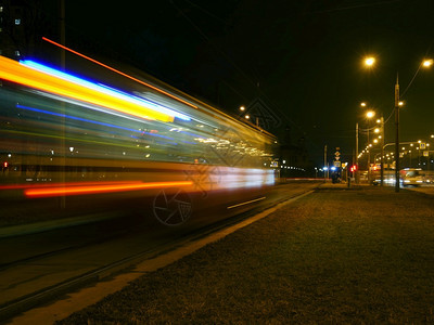 快速地射线水平的深夜电车模糊闪光轨迹图片