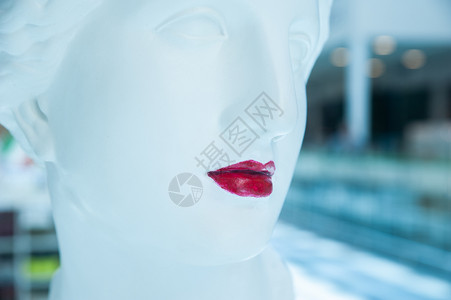女士白色的感唇膏符号女假人亮红口的化妆概念图片