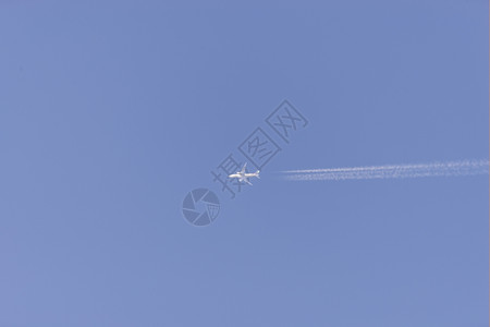 航空蓝天飞行的机座舱白色图片