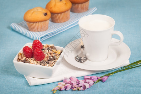 甜点点心健康营养配有新鲜牛奶和穆埃西利干净的谷物甜点背景