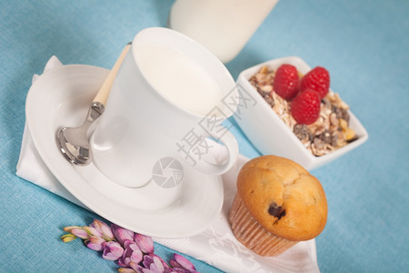 松饼干净的纸杯蛋糕健康营养配有新鲜牛奶和穆埃西利图片