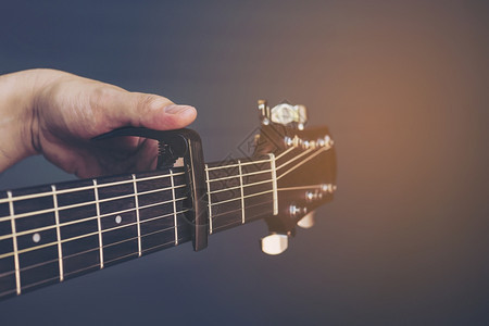 人类用吉他卡波舞代替灰色背景的旧彩图片规模歌曲乐器图片