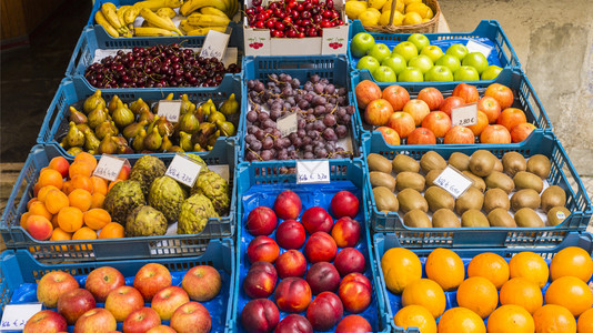 在葡萄牙当地市场出售的美丽夏季水果销售于葡萄牙当地市场卡仕达酱为了橘子图片