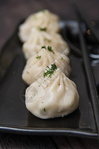 亚洲式的肉丸子木制桌上有奶油酱食物晚餐水饺图片