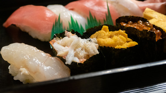 经过日本人传统的语石美和野草寿司盘子图片