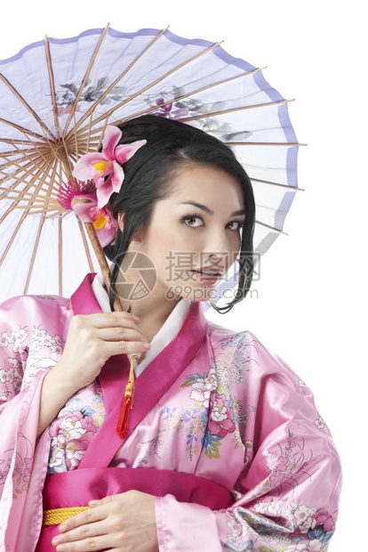一种黑色的日本年轻女在白背景上穿传统服饰带着伞状衣的日本女青年肖像和服图片