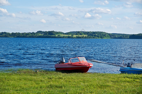 支撑公园俄罗斯Arkhangelsk地区海岸的Kenozero湖汽车船发动机图片