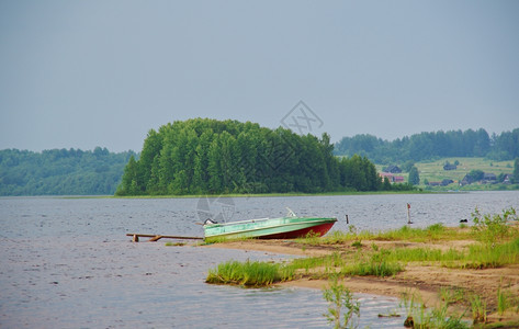 支撑环境克诺泽斯基俄罗Arkhangelsk地区海岸的Kenozero湖汽车船图片