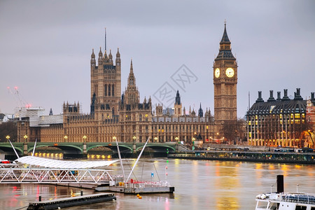 旅行游伦敦与钟塔和国会大厦在日落时分威斯敏特图片