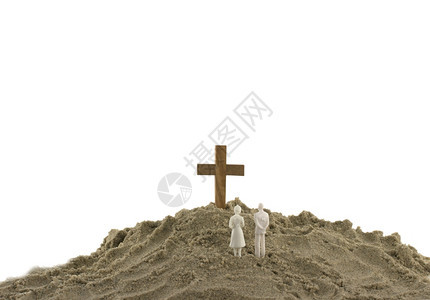 看着沙山上木制圣的玩具夫妇象征福音图片