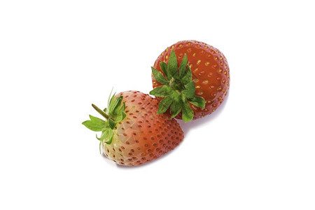 叶子新鲜的两个草莓孤立在白色背景上新鲜有机水果树叶图片