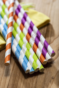 丰富多彩的颜色木制表格上布置的多彩饮用吸管由纸制饮料吸管成图片
