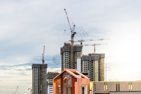 财产亚洲人新加坡下城的建筑工地与云和太阳耀斑相近建筑学图片