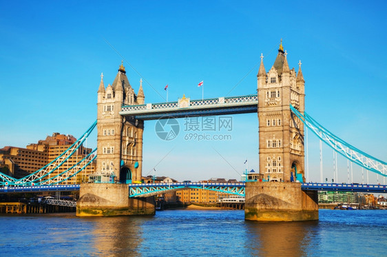区伦敦的铁塔桥晚上在大不列颠金融的河图片
