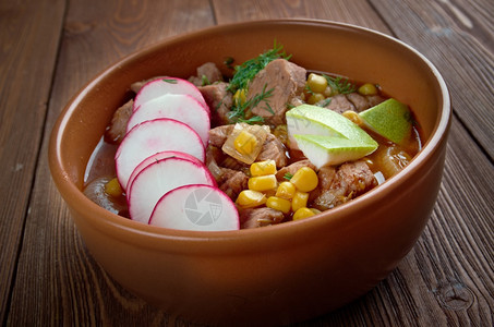 假期智利富有的Pozole传统汤由猪肉红辣椒萝卜香肠和西兰特罗制成的墨西哥浓汤图片