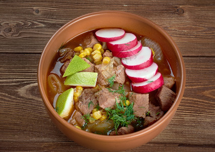 洋葱墨西哥肉汤假期Pozole传统汤由猪肉红辣椒萝卜香肠和西兰特罗制成的墨西哥浓汤图片