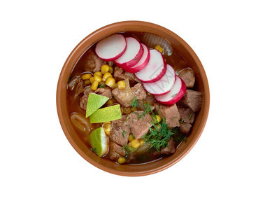红色的Pozole传统汤由猪肉红辣椒萝卜香肠和西兰特罗制成的墨西哥浓汤炖泊唑图片