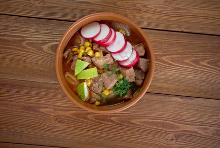 美食酸橙墨西哥人Pozole传统汤由猪肉红辣椒萝卜香肠和西兰特罗制成的墨西哥浓汤图片