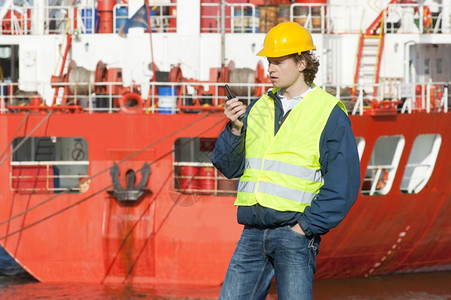 衣领在一个工业港口的巨型油轮前指示停靠在无线电上一条大型油轮面前丰富多彩的户外图片