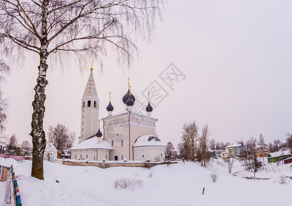 天旅行俄罗斯亚拉夫地区Vyatskoye村冬季基督复活日教堂的复活大图片
