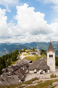 钟典型的意大利村庄教堂和贝尔夫里蒙特卢萨的贝迪富尔山地景观标图片