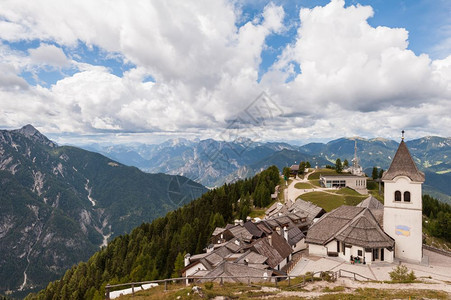 美满旅游阿尔卑斯山意大利典型村庄教堂和贝尔夫里蒙特卢萨的贝迪富尔山地景观图片