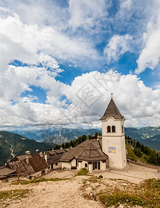 地标意大利典型村庄教堂和贝尔夫里蒙特卢萨的贝迪富尔山地景观美满旅游图片