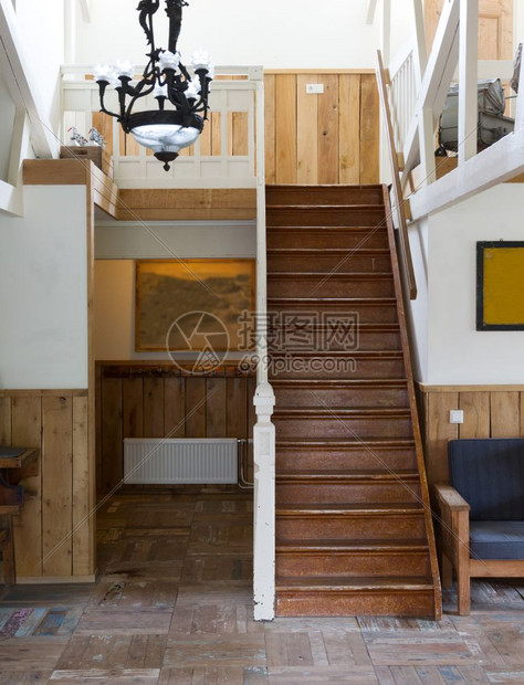 木头奢华在一个古老的Dutch房子里有选择地集中着木制楼梯自在图片