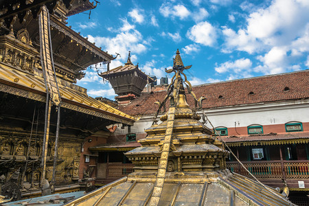 一座古老佛教寺庙的屋顶对着白云蓝天尼泊尔佛教徒天空宗图片