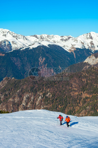 徒步旅行在山上时雪中漫步冒险蓝色的图片