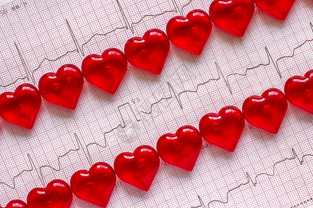 听诊器在心电图ECG心率背景上两行红心药物生活图片