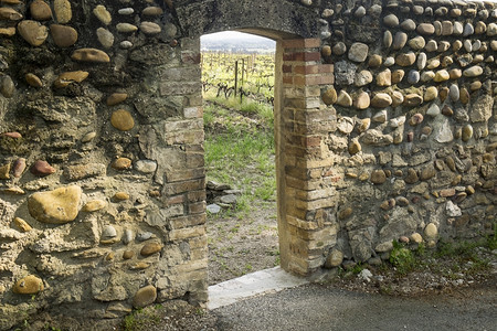 通过石墙的入口门通往法国PapeChateauneufdePape的一个葡萄园农业结石质图片
