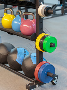 运动员合身健用彩色壶铃和药球健身用彩色壶铃和药球肌肉图片