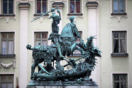 雕塑圣乔治和神龙的纪念碑古董骑士图片