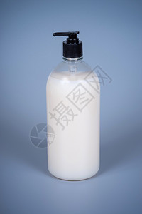 奶油管子一种液化肥皂装在塑料瓶里用一个撒布器放在灰底的香皂用一个撒布器放在塑料瓶里图片