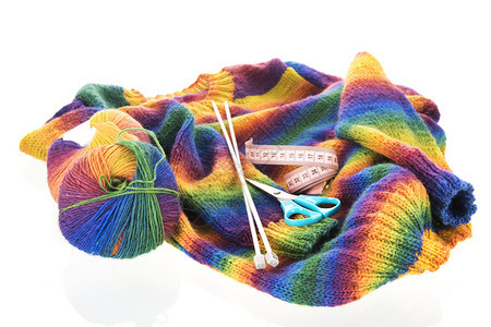 带针头和羊毛的彩色编织式跳跃器服装温暖的手工图片