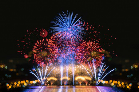 天空派对用模糊的bokoh照明烟花庆祝的美丽壁画展用于庆祝的假期图片